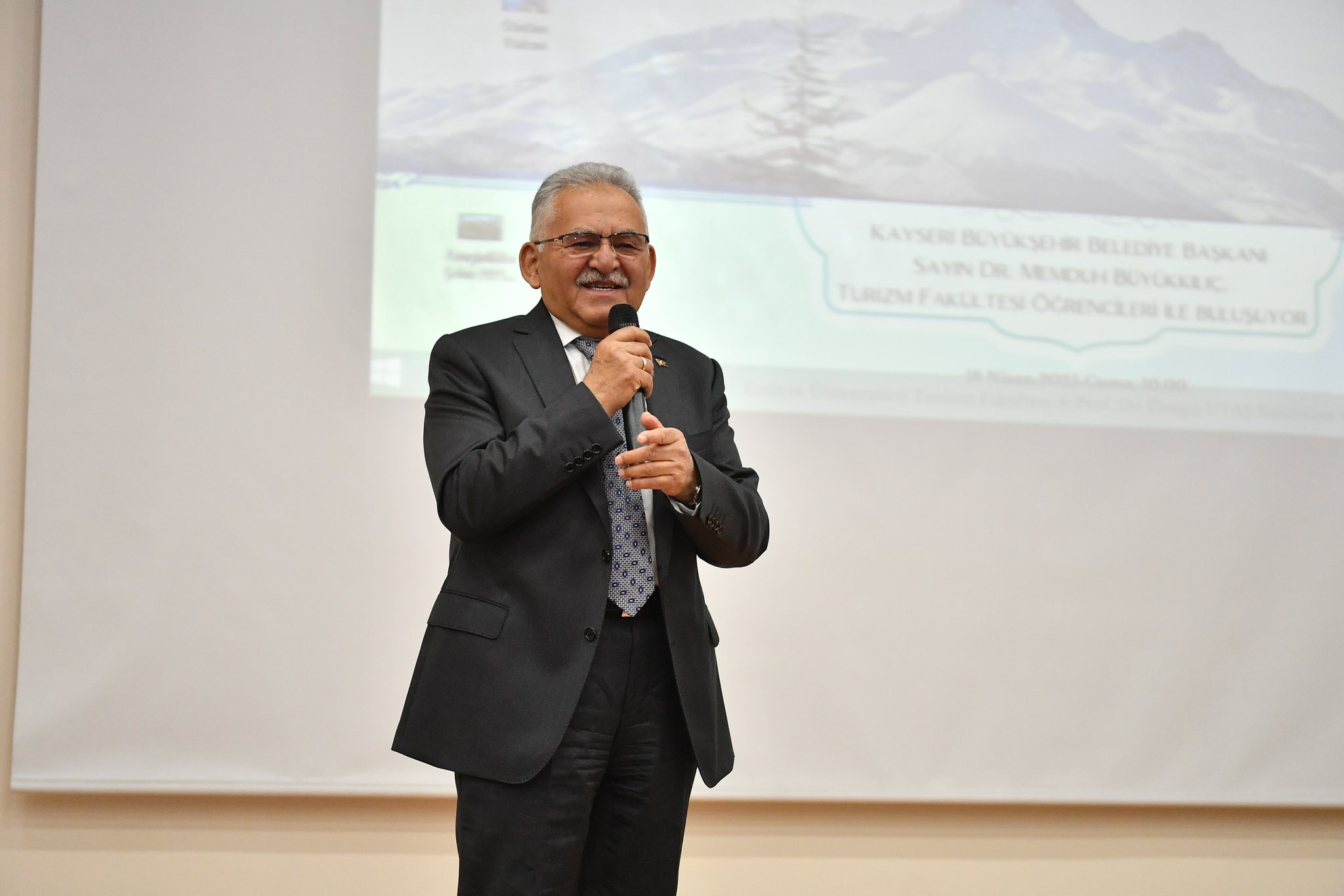 Başkan Büyükkılıç, “Kayseri’nin Turizm Değerleri” konulu sohbette öğrencilerle buluştu