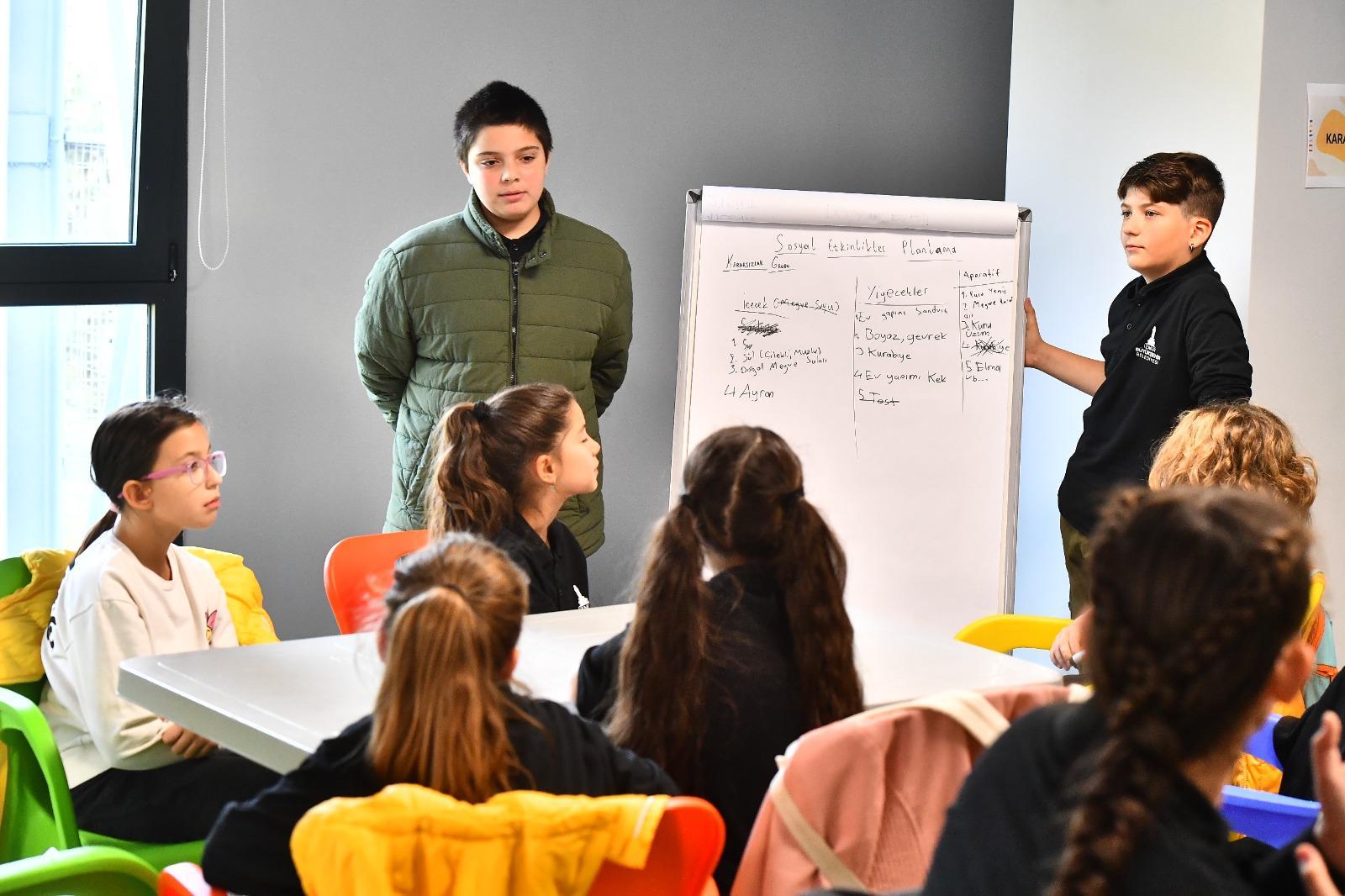 İzmir Çocuk Meclisi, aldığı kararları İzmir Büyükşehir Belediyesi’ne iletiyor