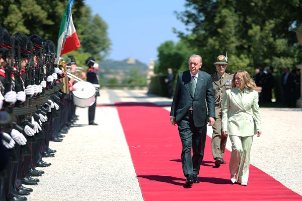 Cumhurbaşkanı Erdoğan, İtalya’da resmi törenle karşılandı