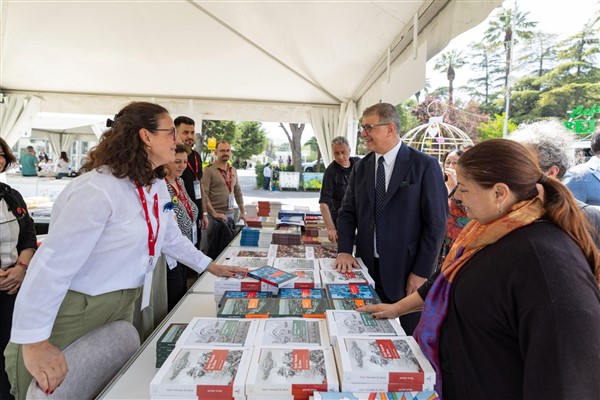 Tugay: Bu ülkeyi karanlıktan ellerinde meşale gibi kitap taşıyan gençler çıkaracak