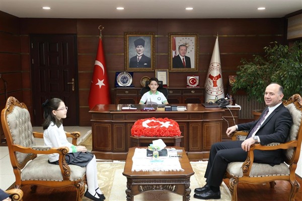 Vali Serdengeçti, 23 Nisan’da minik misafirlerini makamında ağırladı