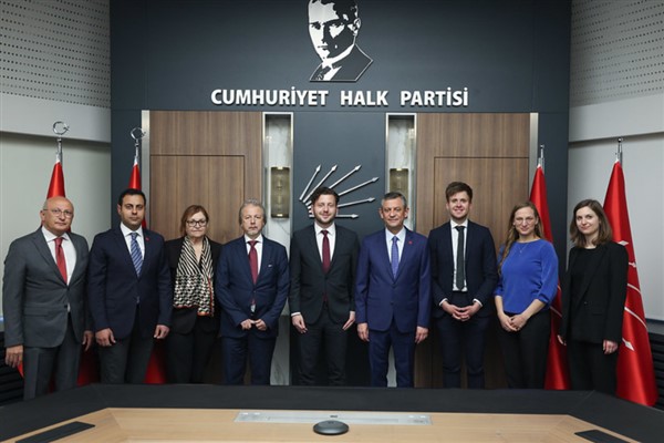 CHP Genel Başkanı Özel, Almanya Yeşiller Partisi Eş Genel Başkanı Banaszak ile görüştü