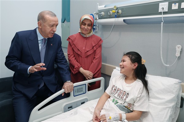 Erdoğan, Bağcılar Kadın Doğum ve Çocuk Hastalıkları Hastanesindeki hastaları ziyaret etti