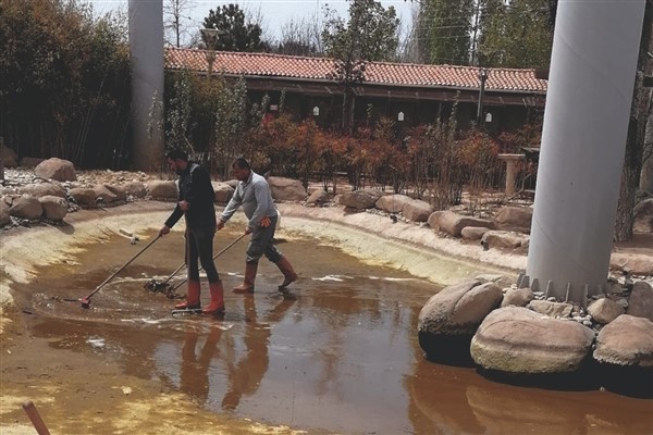 Güzler Evcil Hayvanlar Parkı sakinlerinin temizlik rutinleri düzenli yapılıyor