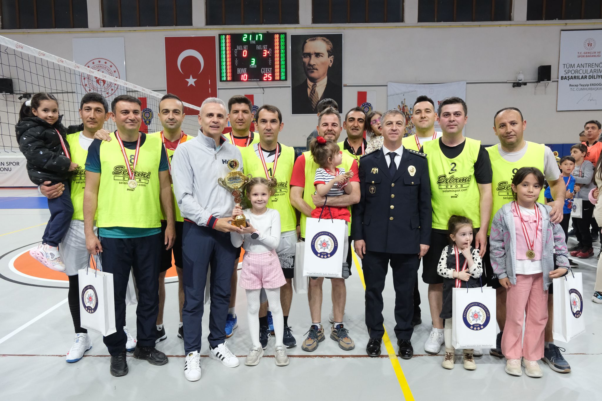 Vali Çiçekli, Polis Haftası il birinciliği turnuvası final müsabakasına katıldı