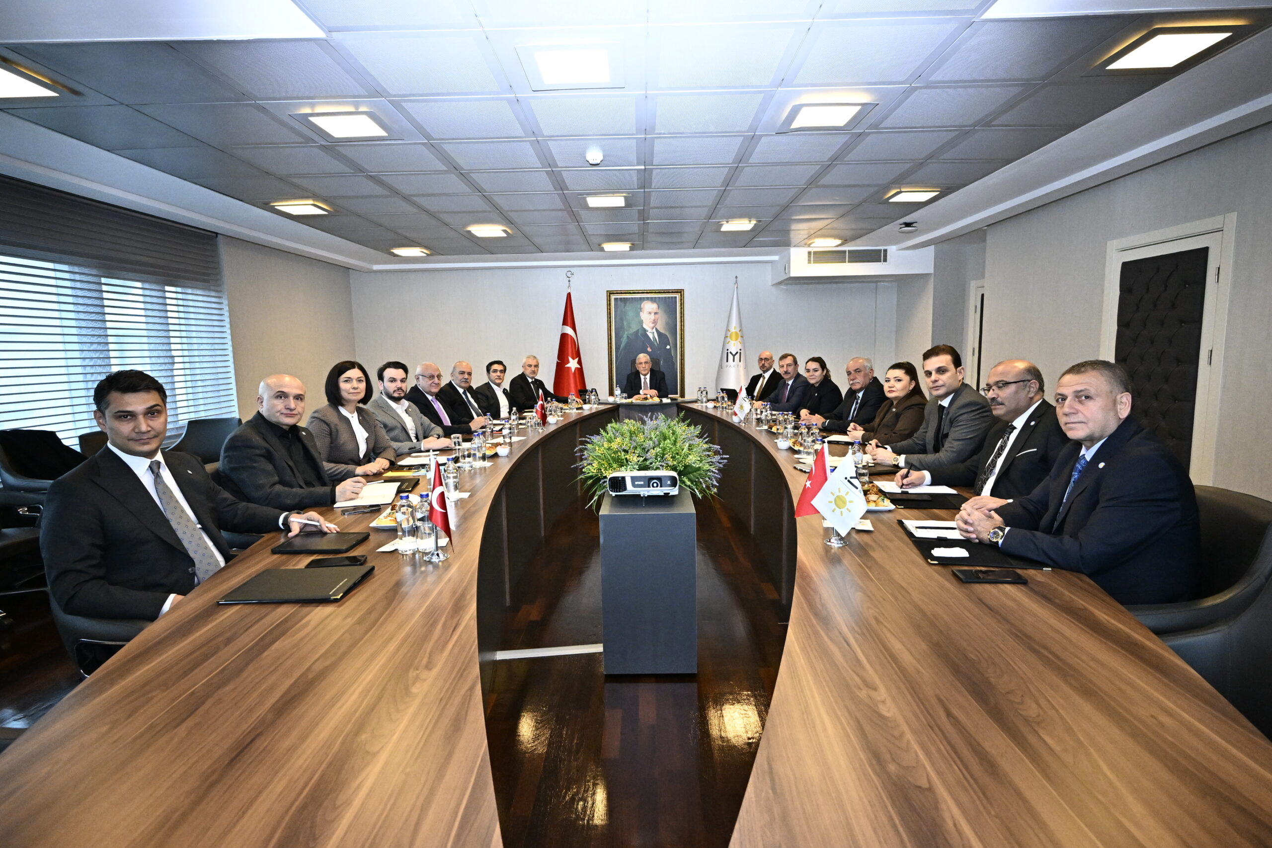 Dervişoğlu, İYİ Parti’nin Başkanlık Divanı Üyeleri ile buluştu