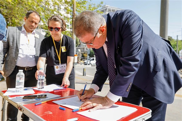 İzmir Atatürk Lisesi’ndeki imza kampanyasına Başkan Tugay da katıldı
