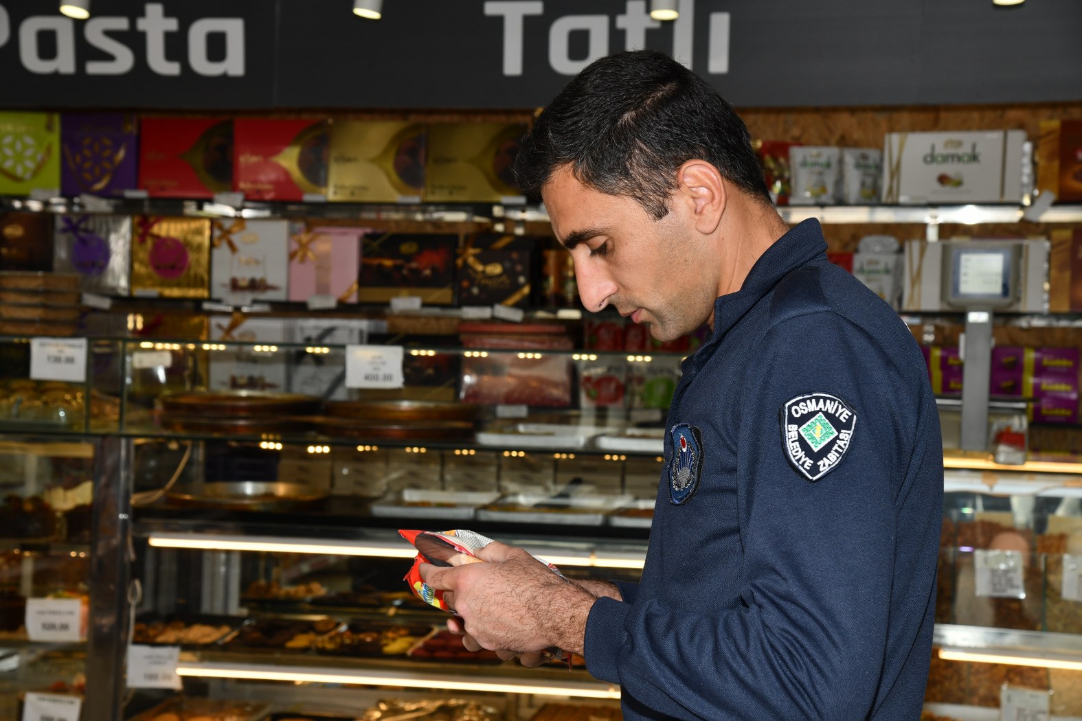 Zabıta Müdürlüğü ekipleri reyonda bulunan ürünlerin son kullanma tarihi kontrol etti