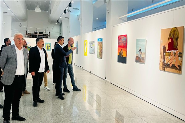 Eş Başkan Hatun, Sümerpark’ta açılan resim sergisini gezdi
