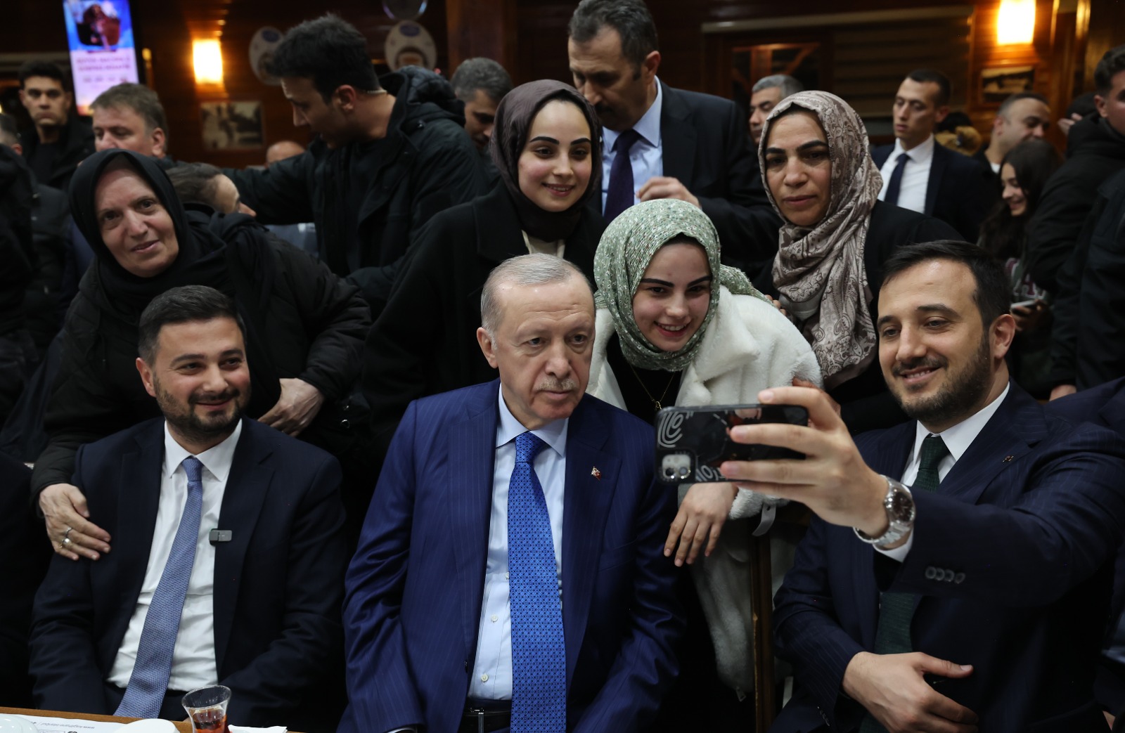 Cumhurbaşkanı Erdoğan, geceyi açık alanda geçiren Kağıthaneli vatandaşları ziyaret etti