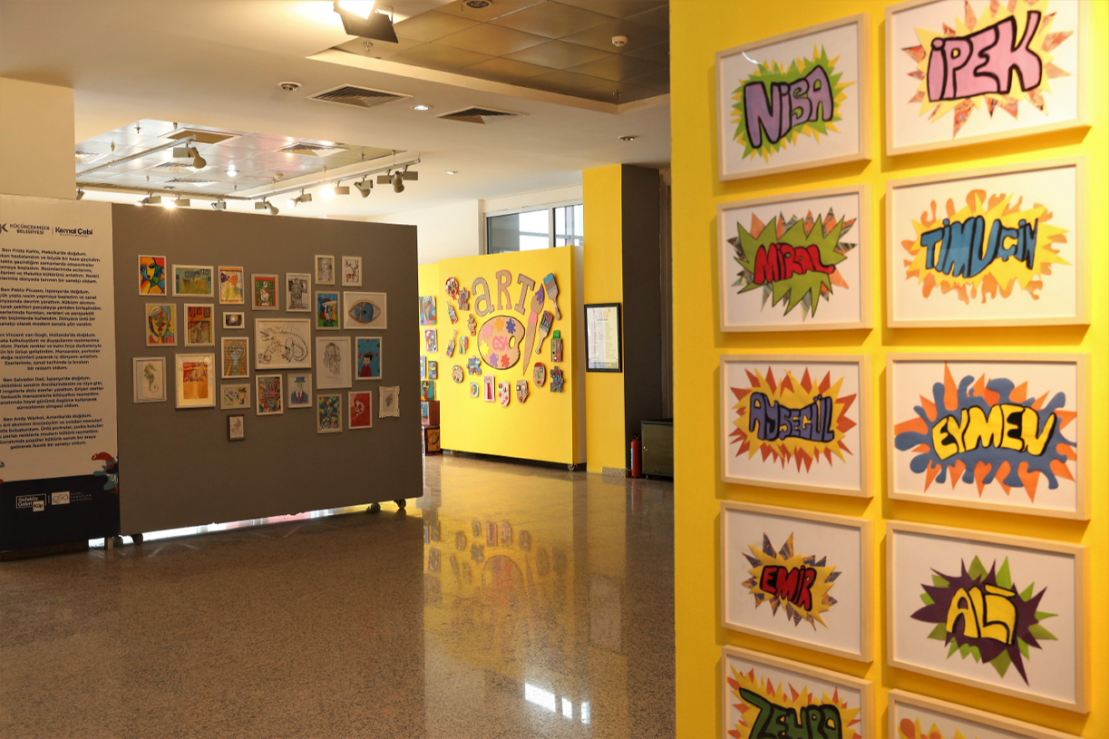 “Küçük Ressamlar” 23 Nisan çocuk sergisi Sefaköy Galeri Küp’te