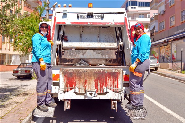 Alanya Belediyesi’nde görev yapan kadın personellerden temizlik çalışmaları