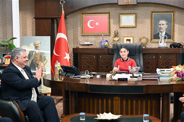 Yalova Belediye Başkanı Gürel, 23 Nisan dolayısıyla koltuğunu Artan’a devretti