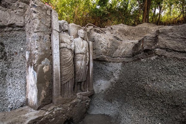 Pompei mezarının kazıları sırasında neredeyse gerçek boyutlarda iki heykel bulundu