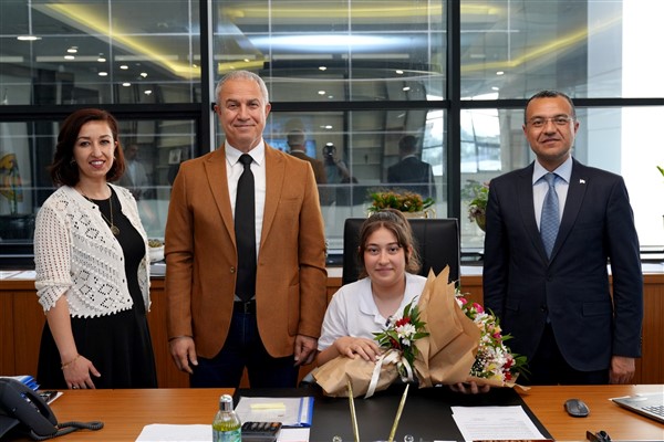 Başkan Özçelik koltuğunu Sudenaz’a devretti