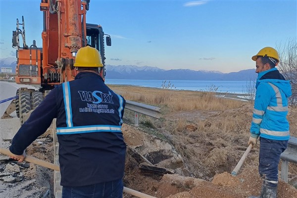 VASKİ ana su hattındaki arızayı gidermek için mesai yapıyor