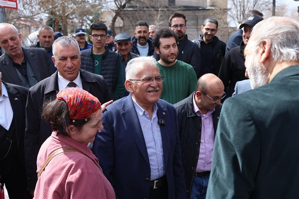 Kayseri Büyükşehir Belediye Başkanı Büyükkılıç, Ulu Camii çevresindeki esnaflarla görüştü