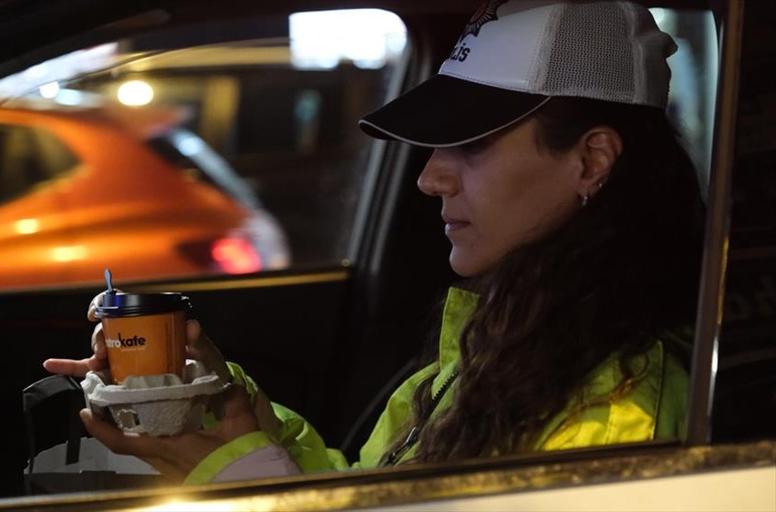 İnegöl Belediyesi’nden görev başındaki polis memurlarına ikramlarda bulundu