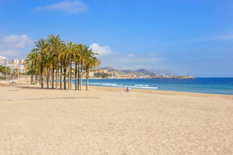 İspanya’nın Costa Blanca tatil beldesindeki tüm plajlar için sigara yasağı getirildi