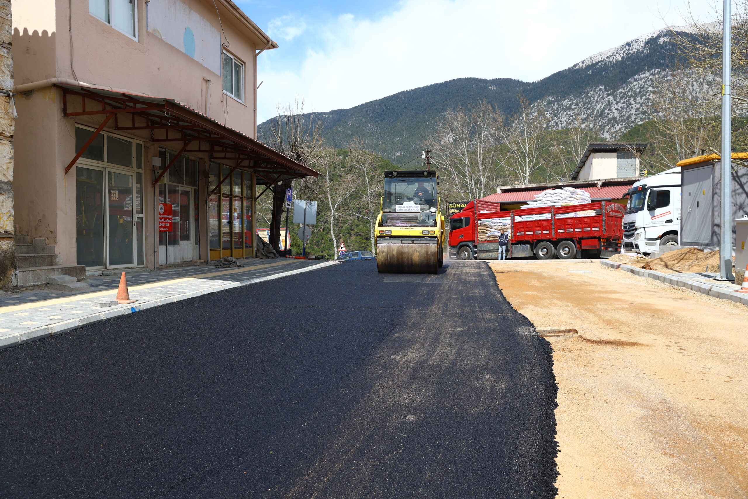 Antalya’da sıcak asfalt serim çalışmalarına başlandı