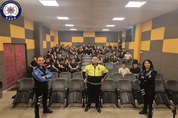 Muğla Emniyet Müdürlüğü ekipleri, öğrencileri bilgilendirdi