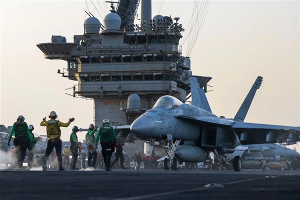 ABD’nin 60 milyon dolarlık jeti uçak gemisinden denize düştü