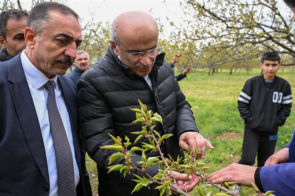 Malatya Büyükşehir Belediye Başkanı Er, çiftçileri ziyaret etti