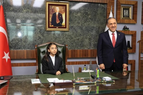 Vali Usta, koltuğunu ilkokul öğrencisine emanet etti