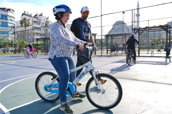 Konyaaltı’nda her yaştan vatandaşa temel bisiklet eğitimi veriliyor