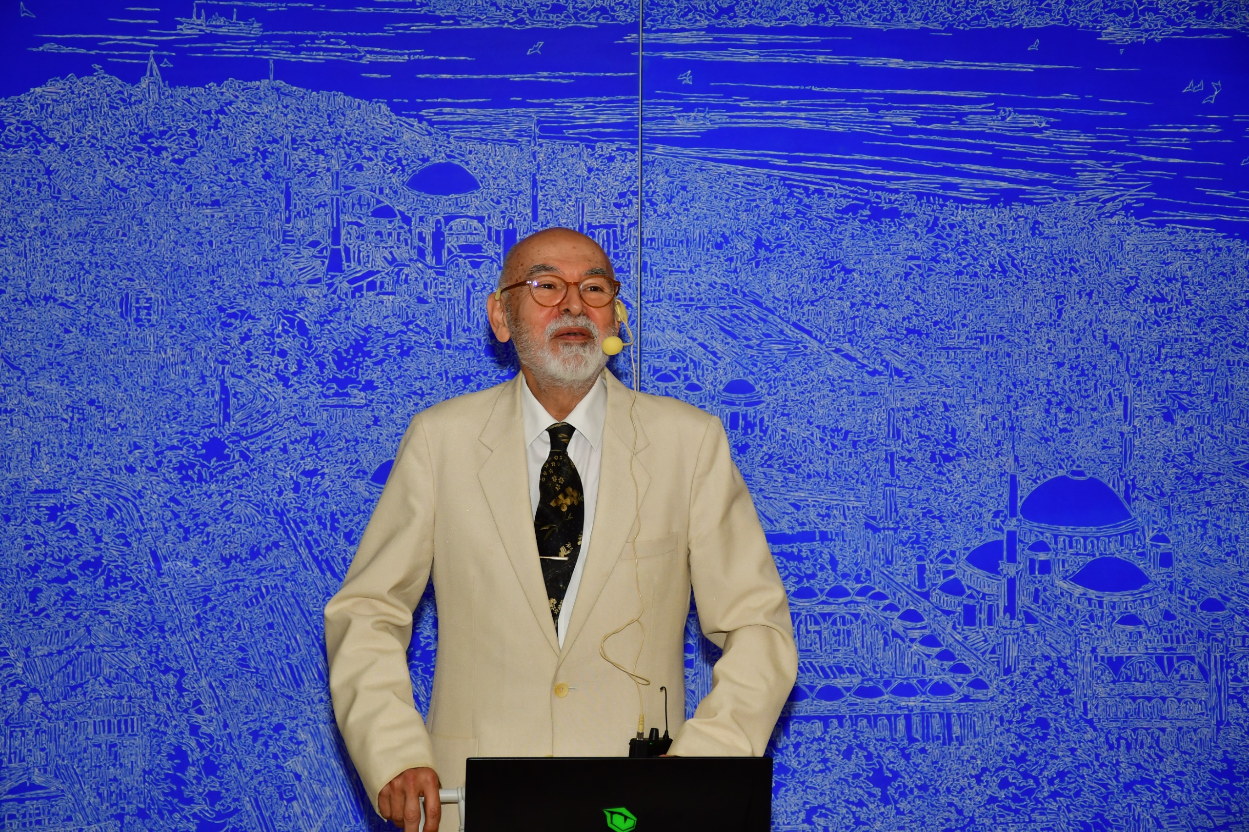 Manisa’da Ressam Devrim Erbil’in ve sanatının anlatıldığı bir söyleşi yapıldı