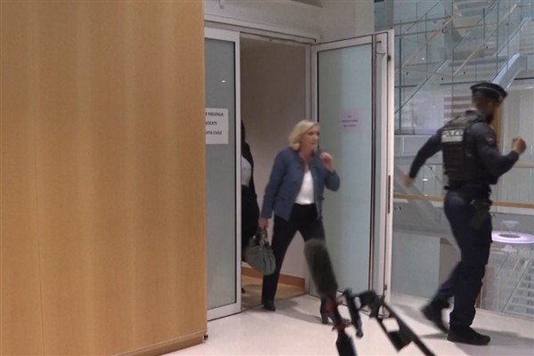 Donald Trump, Fransız aşırı sağcı lider Marine Le Pen’e tam desteğini sundu