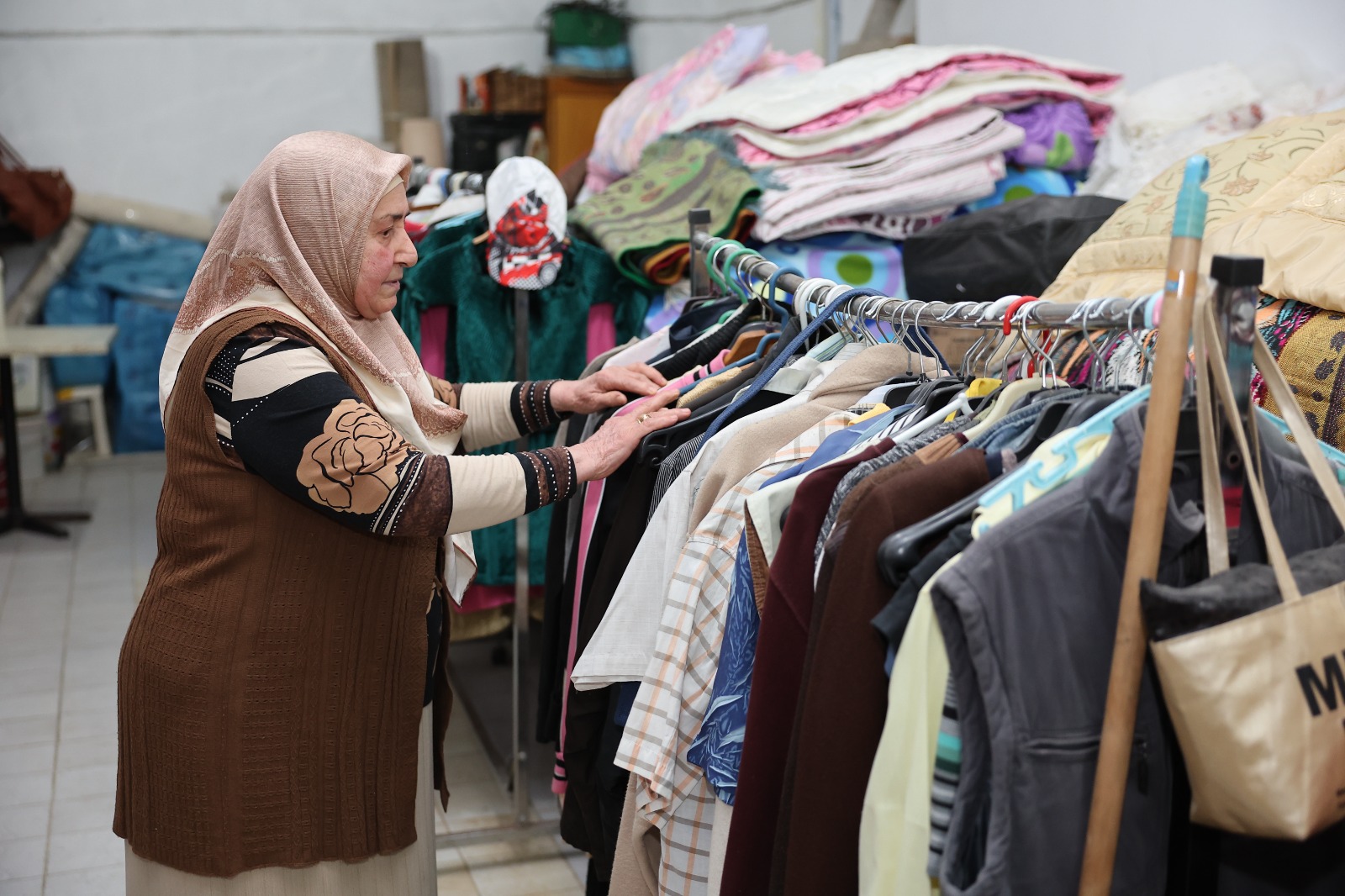 Bağcılar Belediyesi’nin ilk kadın meclis üyesi Malkoç, kıyafet yardımında bulunuyor