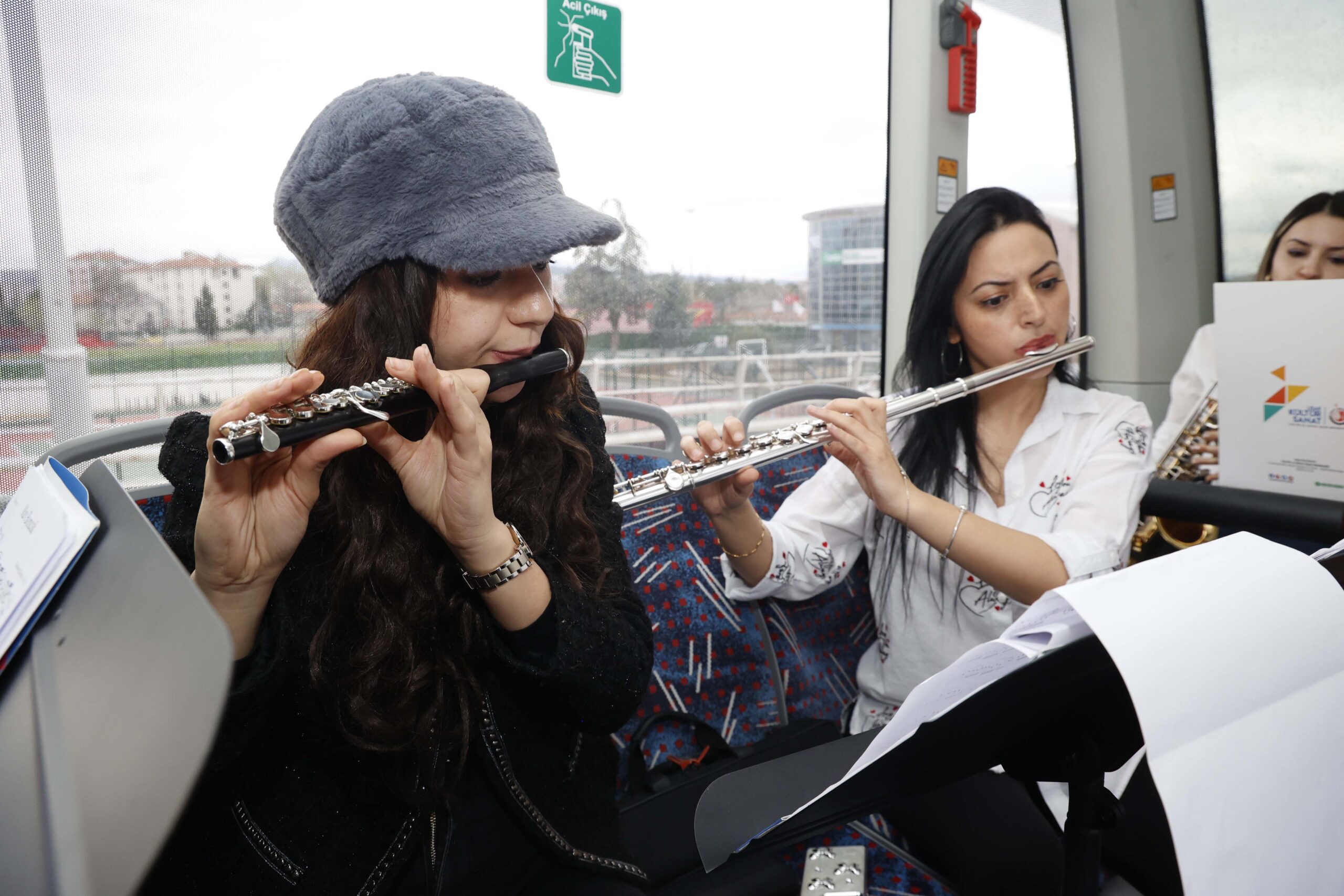 Uşak Belediyesi’nden sınava giden öğrencilere bando konseri