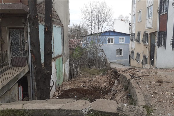 Osmangazi’de metruk binaların yıkım çalışmaları sürdürülüyor