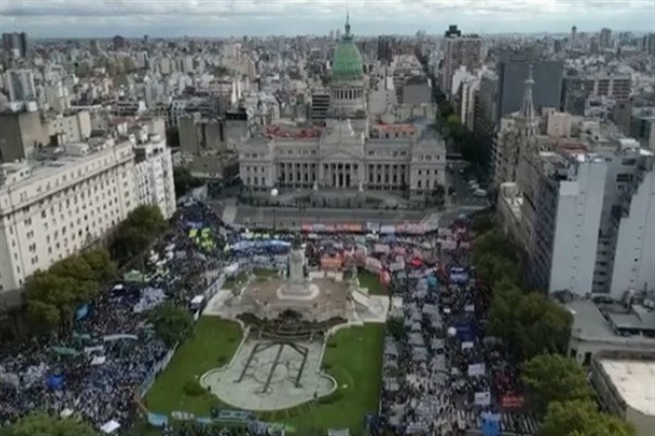 Arjantin’de genel grev yaşamı felce uğrattı