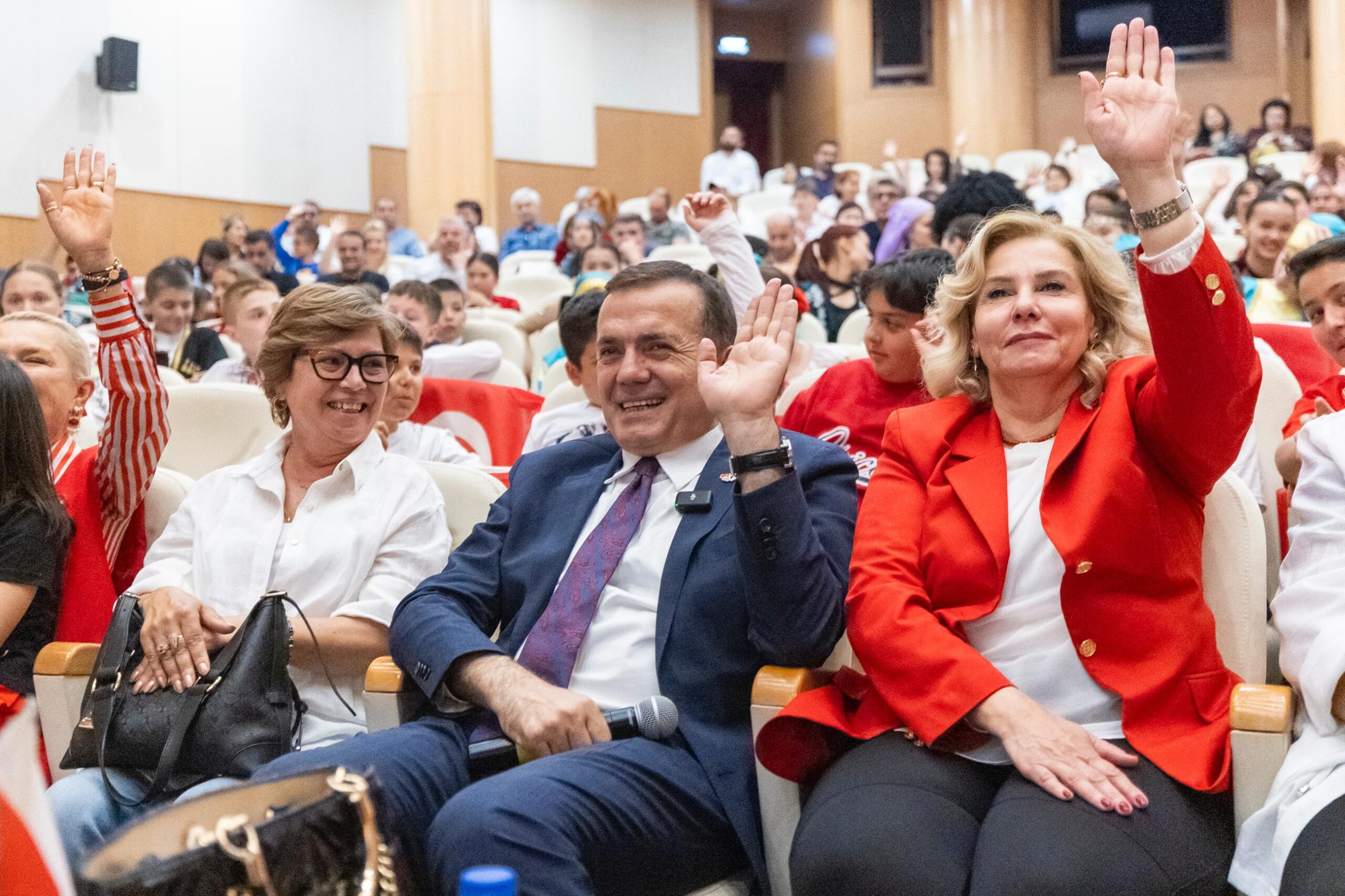 Yenişehir Belediye Başkanı Özyiğit, 23 Nisan dolayısıyla makamını devretti