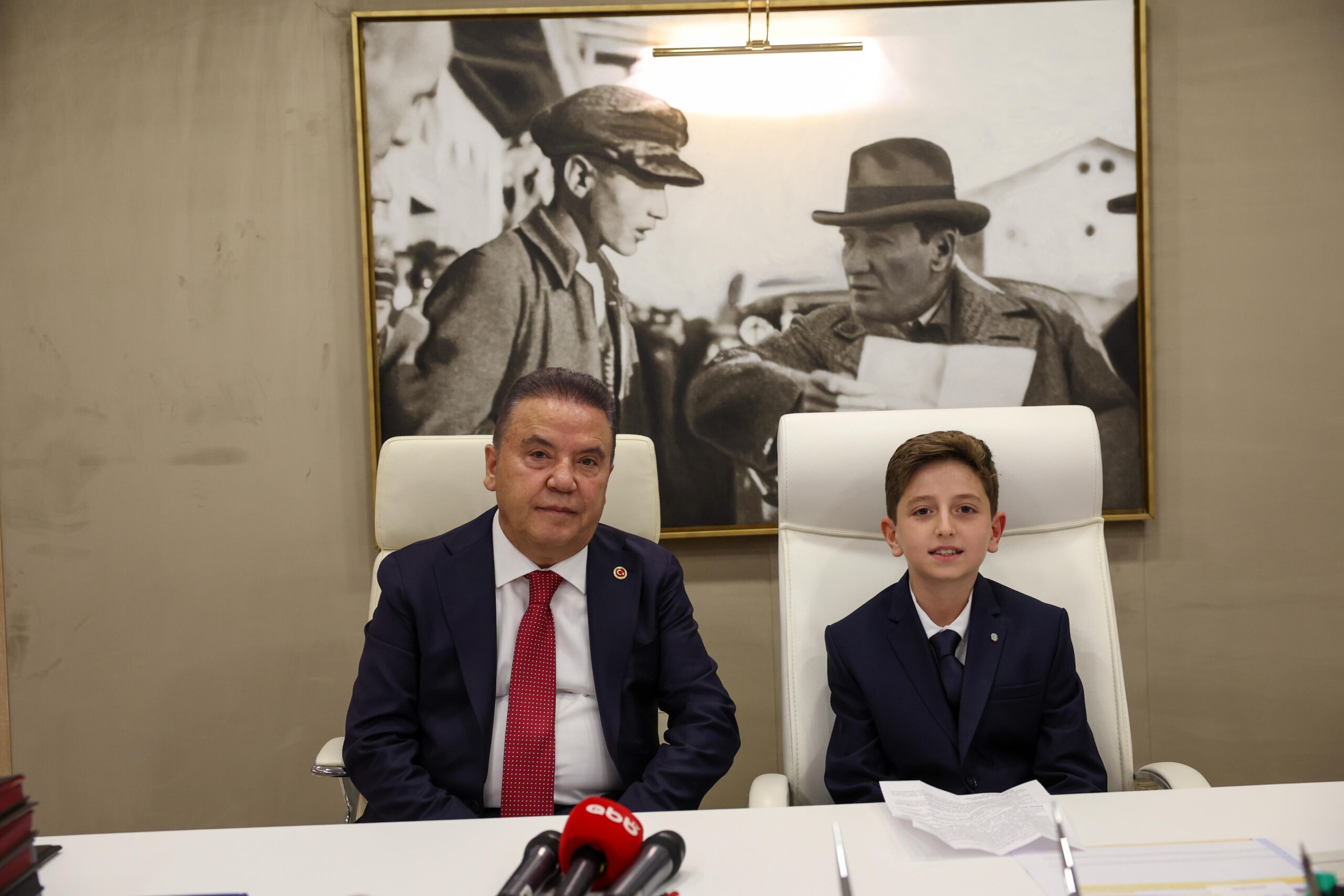 Antalya Büyükşehir Belediye Başkanı Böcek,23 Nisan dolayısıyla makamını Erdemir’e devretti