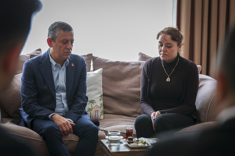 Özel, bıçaklanarak öldürülen 14 yaşındaki Minguzzi’nin ailesini ziyaret etti