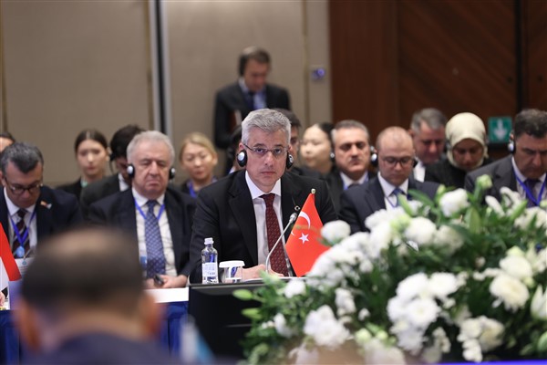 Bakan Memişoğlu, 17. Türkiye Eczacılık Kongresi’ne katıldı