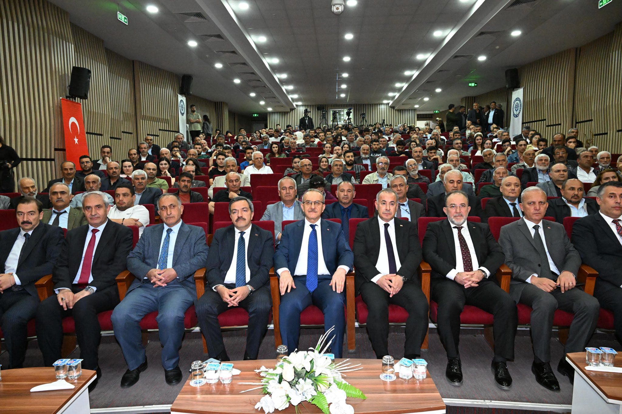 Vali Yavuz, Zirai Don Sonrası Kayısıda Ağaç ve Bahçe Bakımı Programı’na katıldı