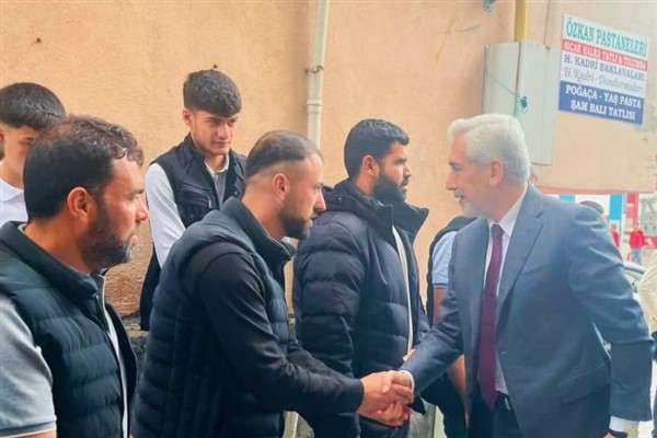 AK Parti Diyarbakır Milletvekili Ensarioğlu, Çermik’te vatandaşlarla bayramlaştı