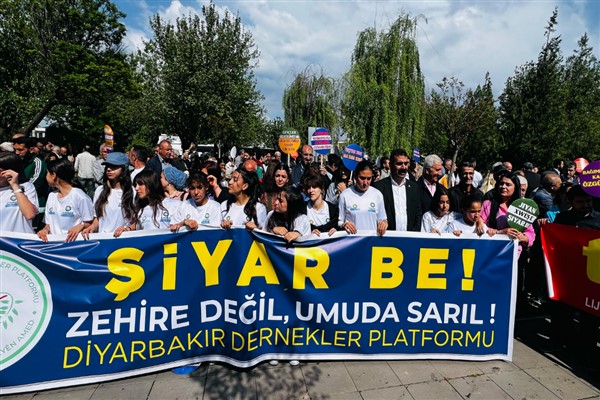 Hatun, uyuşturucuya karşı düzenlenen yürüyüşe katıldı