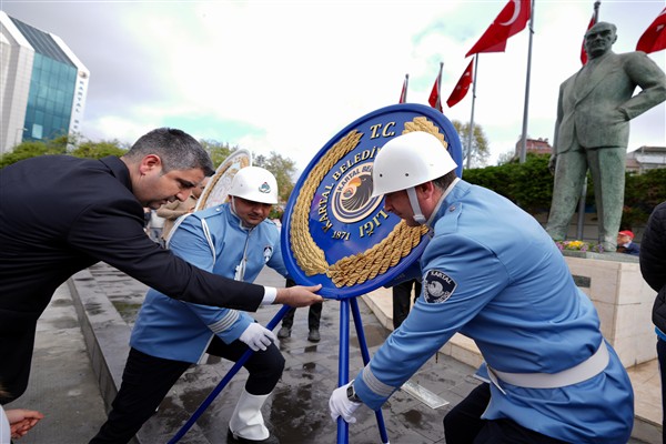 Kartal’da 23 Nisan dolayısıyla Atatürk Anıtı’na çelenk sunma töreni düzenlendi