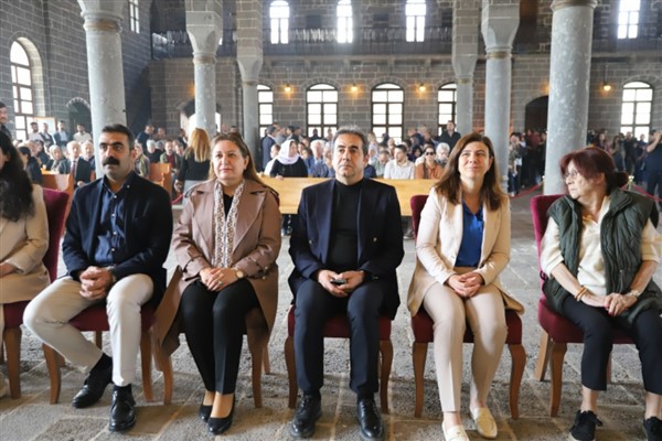 Eş başkanlar, Paskalya Bayramı ayinine katıldı