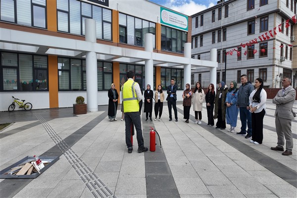Çayırova’de özel bireyler ve öğretmenleri için deprem ve yangın tatbikatı düzenlendi