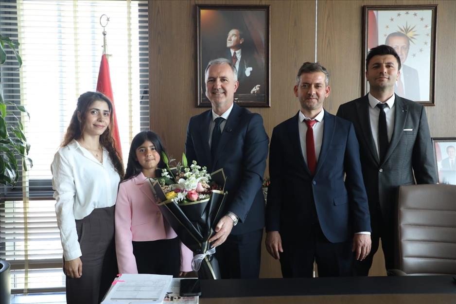 Başkan Taban, başkanlık makamını 4. sınıf öğrencisi Aynur Fırathan’a devretti