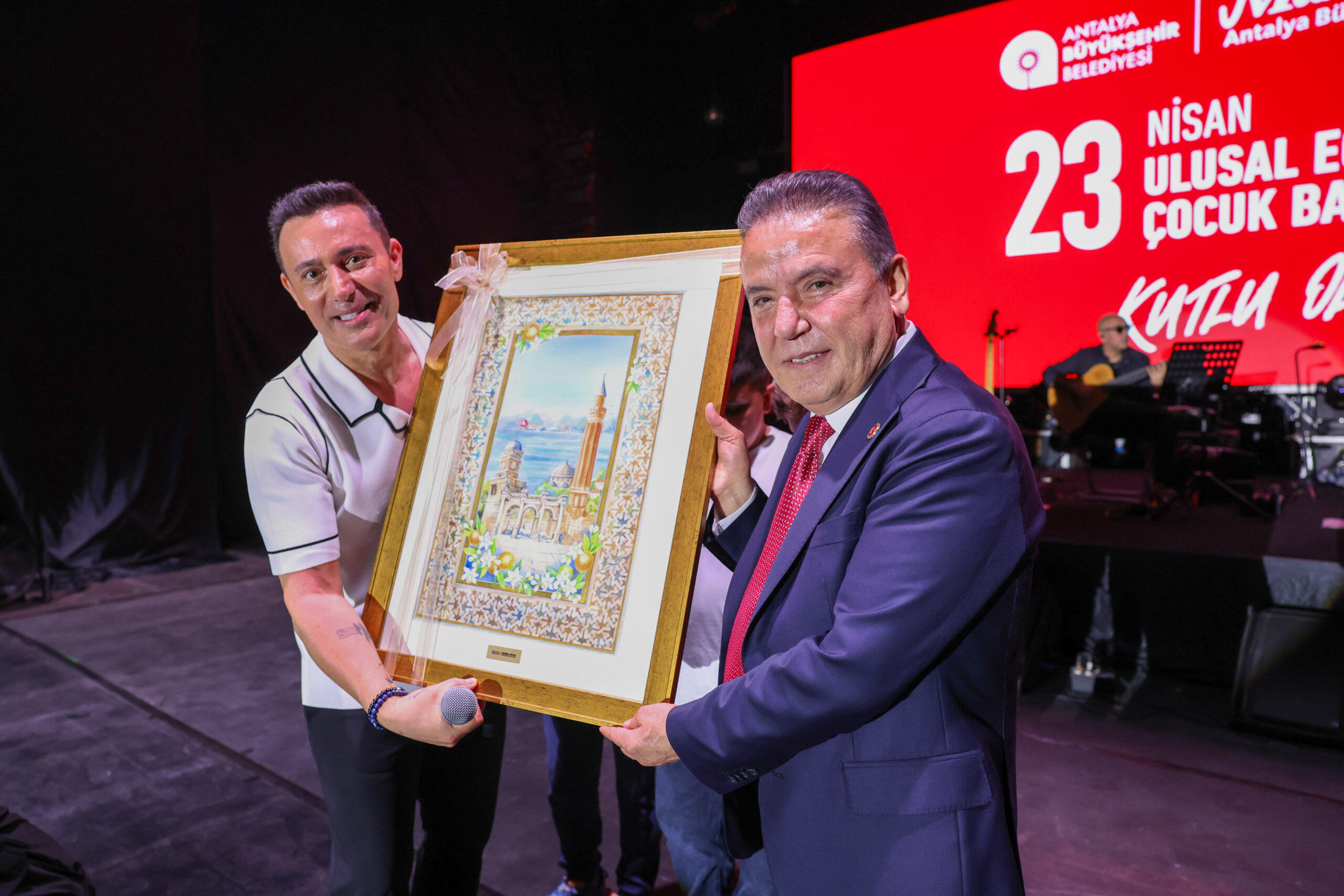 Antalya’da düzenlenen 23 Nisan etkinlikleri kapsamında Mustafa Sandal konser verdi