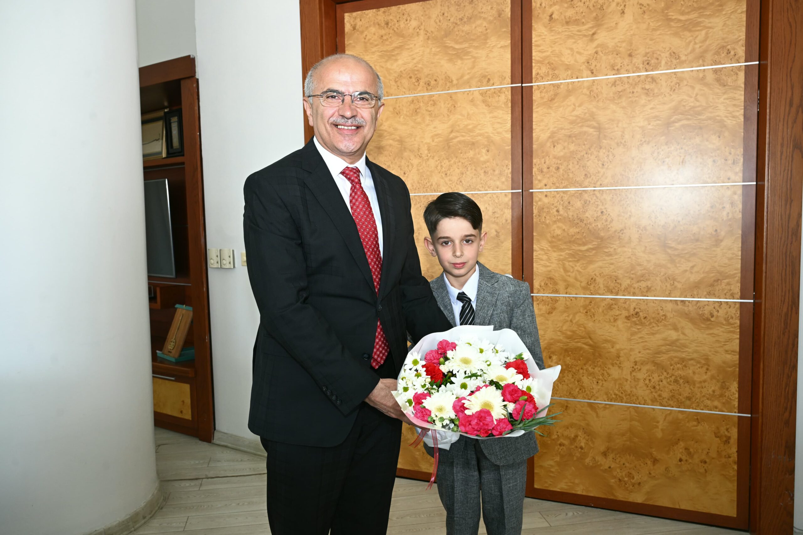 Malatya Büyükşehir Belediye Başkanı Er, 23 Nisan dolayısıyla makamını çocuklara devretti