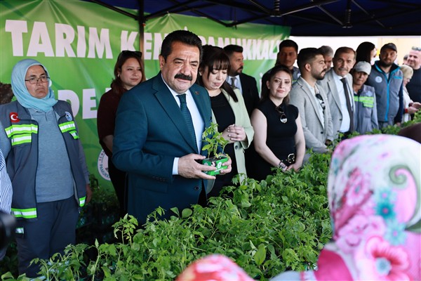 Başkan Ertemur, yerli fideleri çiftçilere dağıttı