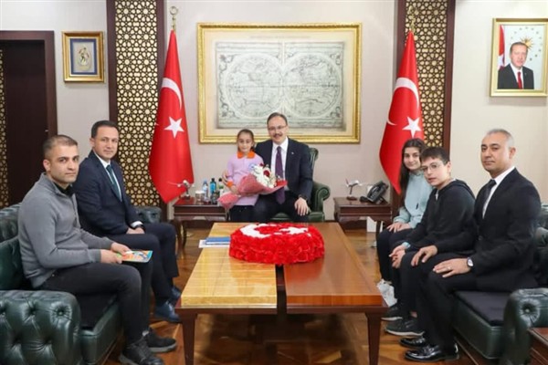 Vali Kızılkaya, Kütüphaneler Haftası’nda öğrencilerle bir araya geldi